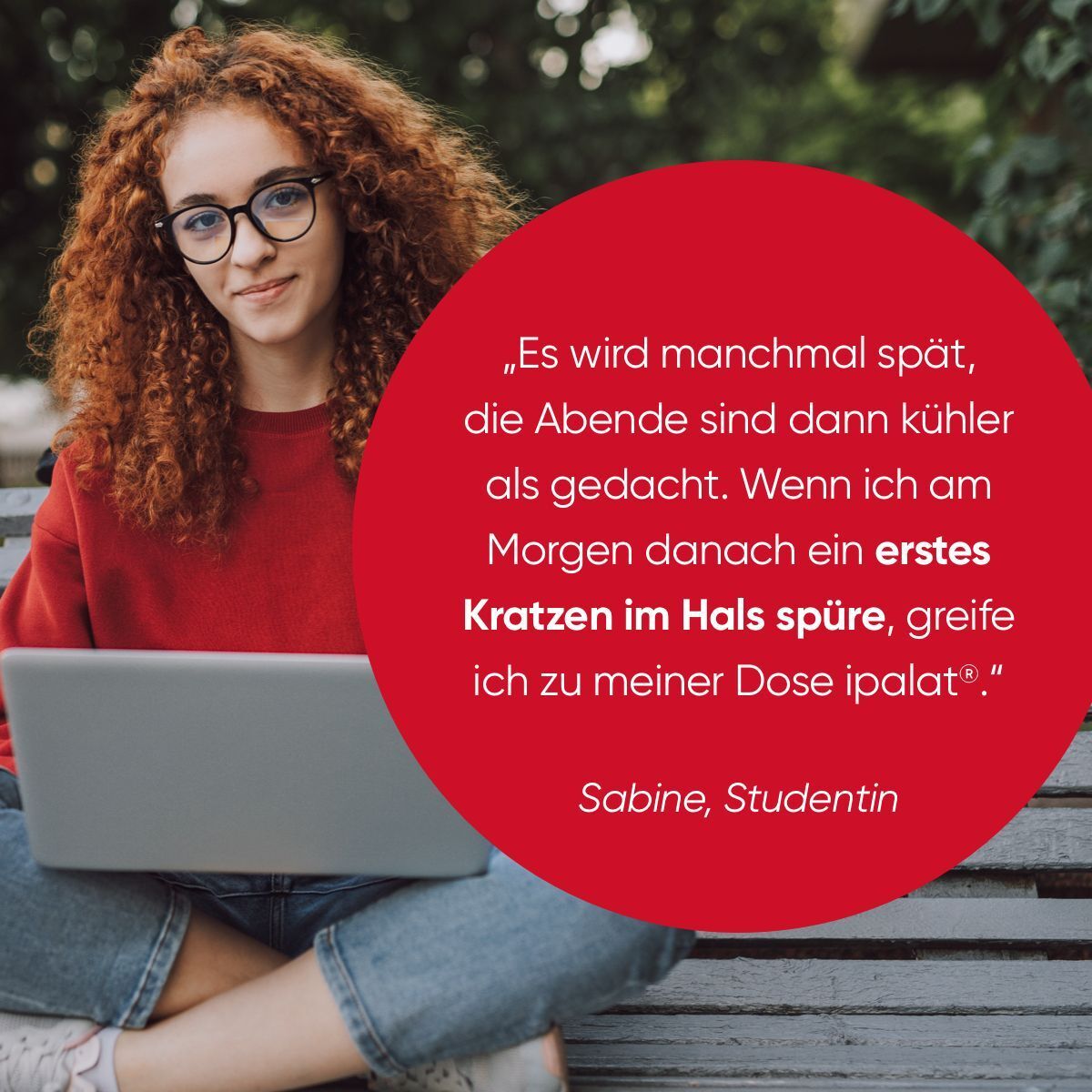 Studentin mit Laptop und Zitat: "Wenn ich morgens ein Kratzen im Hals spüre, greife ich zu ipalat®."