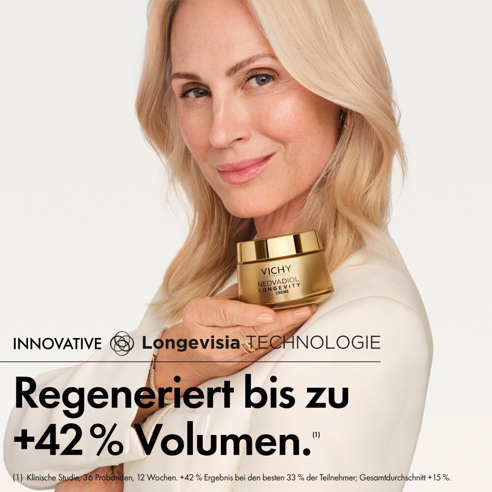 Frau hält Vichy Neovadiol Longevity Creme. Text: Regeneriert bis zu +42% Volumen.