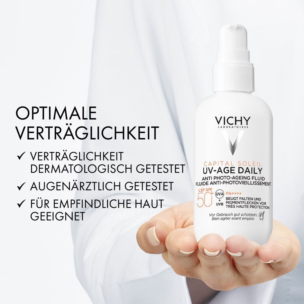 Vichy Capital Soleil UV-Age Daily LSF 50+ in der Hand, dermatologisch und augenärztlich getestet.