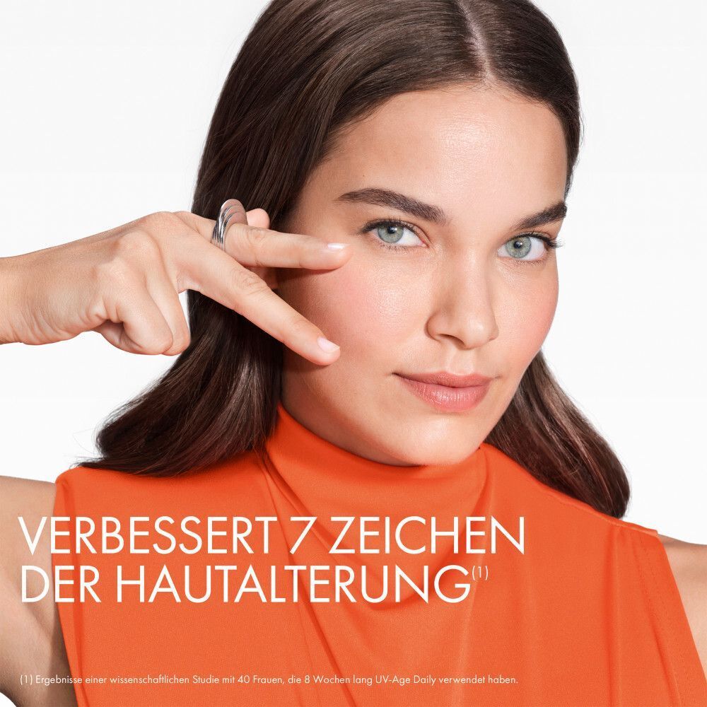 Frau mit Finger am Auge, die auf die Hautalterung hinweist. Vichy Capital Soleil UV-Age Daily.