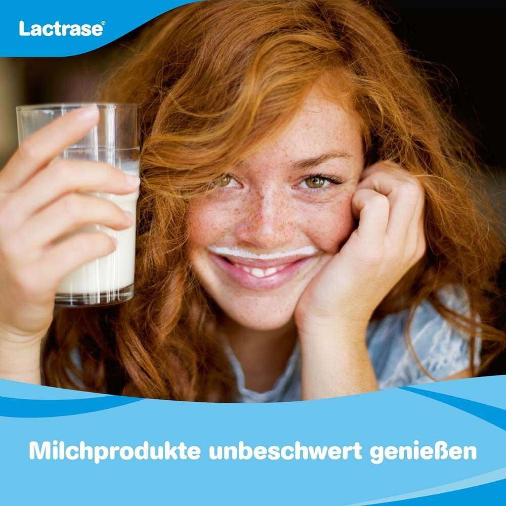 Lachendes Mädchen mit Milchbart trinkt Milch. Lactrase: Milchprodukte unbeschwert genießen.