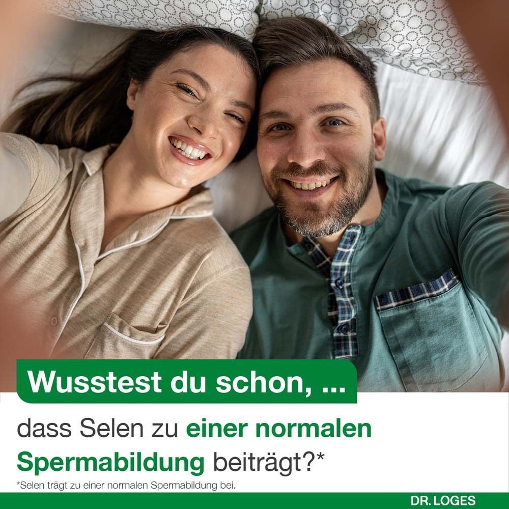 Ein lachendes Paar liegt im Bett. Text: Selen trägt zu einer normalen Spermienbildung bei.