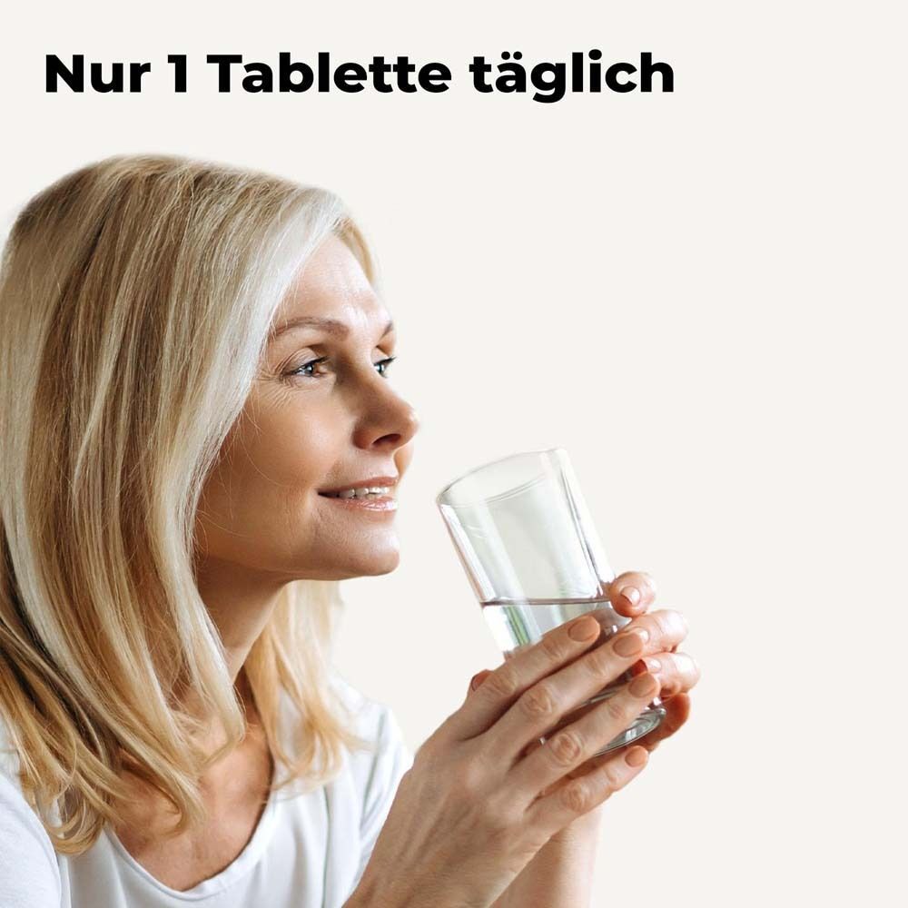 Frau trinkt ein Glas Wasser. Text: Nur 1 Tablette täglich.