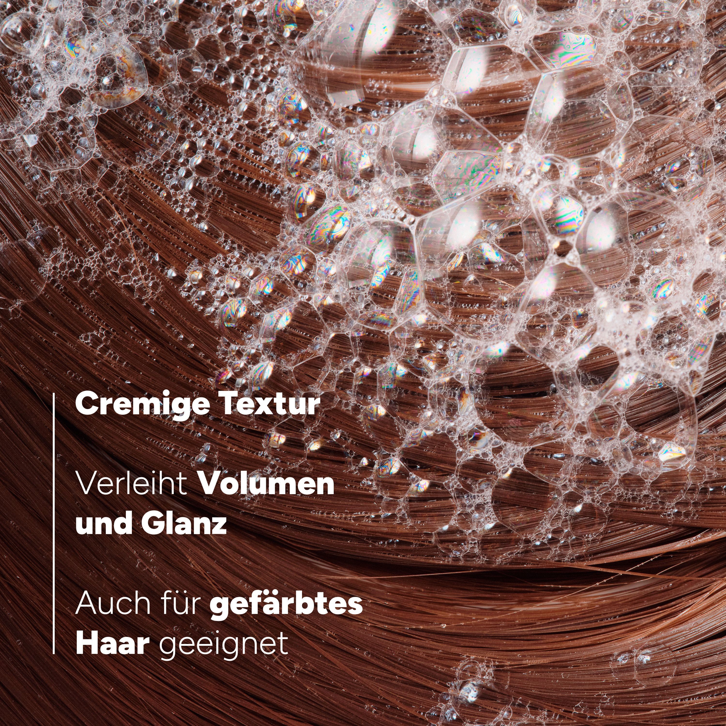 Haare mit cremigem Schaum, Text über Textur und Glanz.