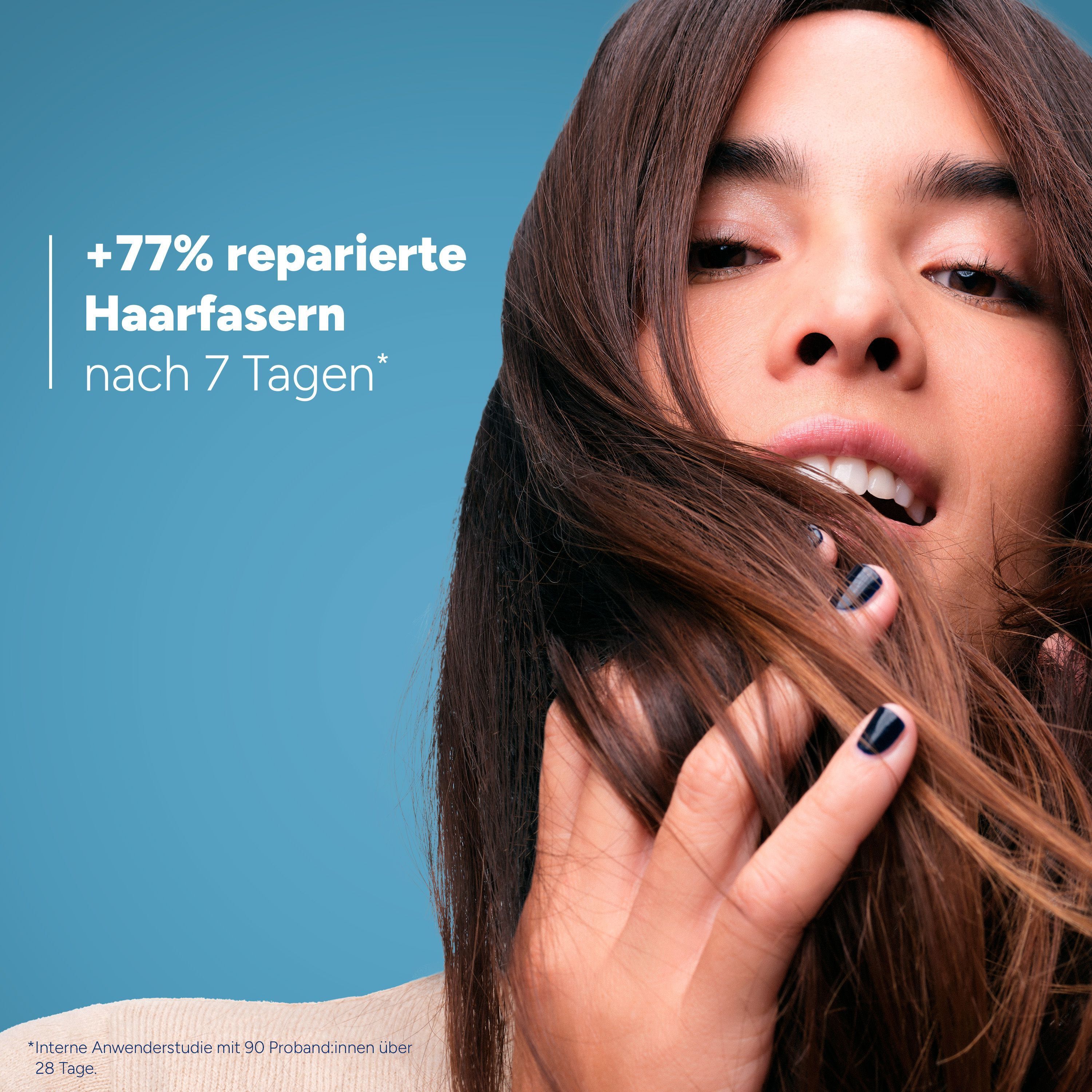 Frau mit vollem, gesundem Haar, das sich durch die Finger bewegt.