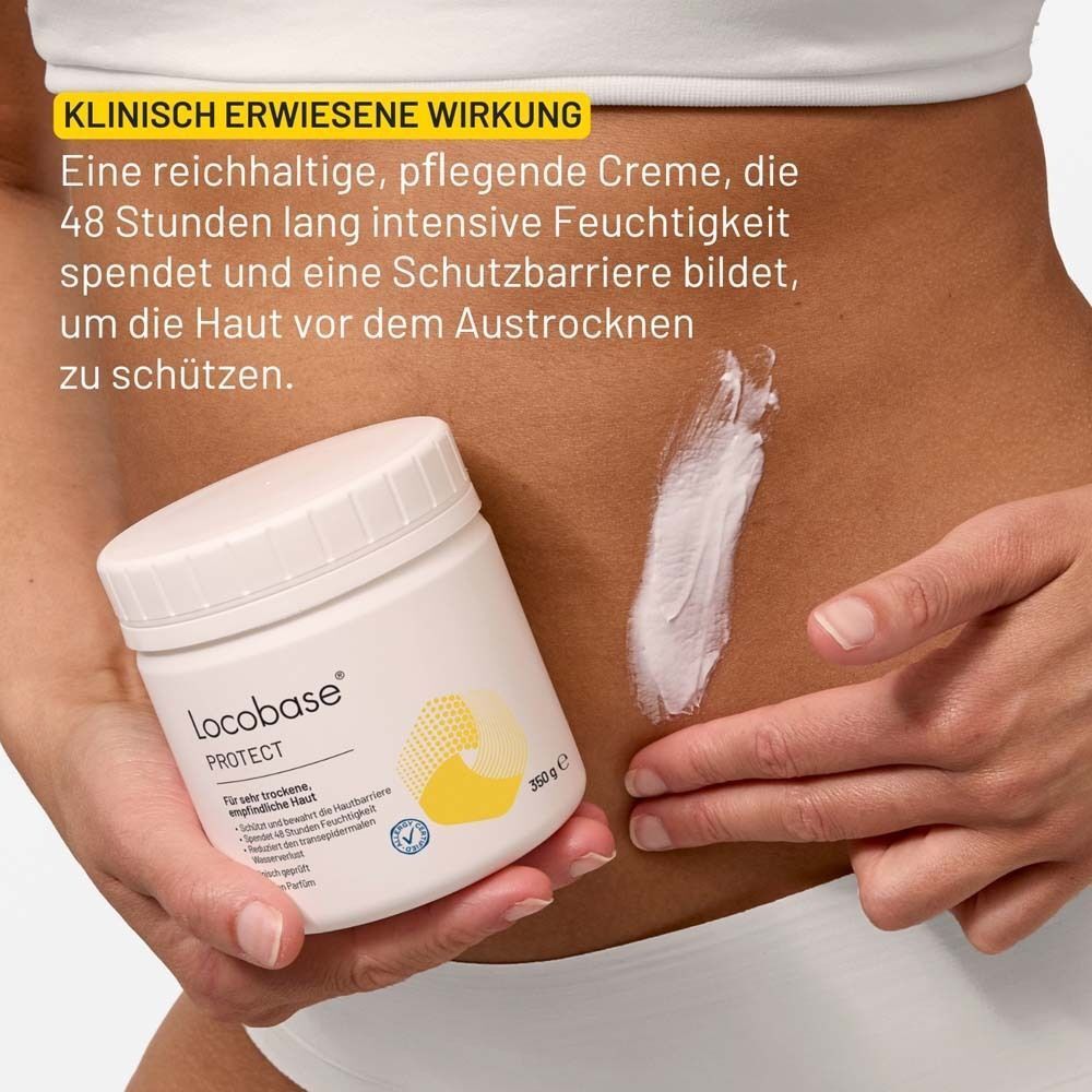 Hand hält Tiegel Locobase Protect neben aufgetragener Creme auf Bauch.