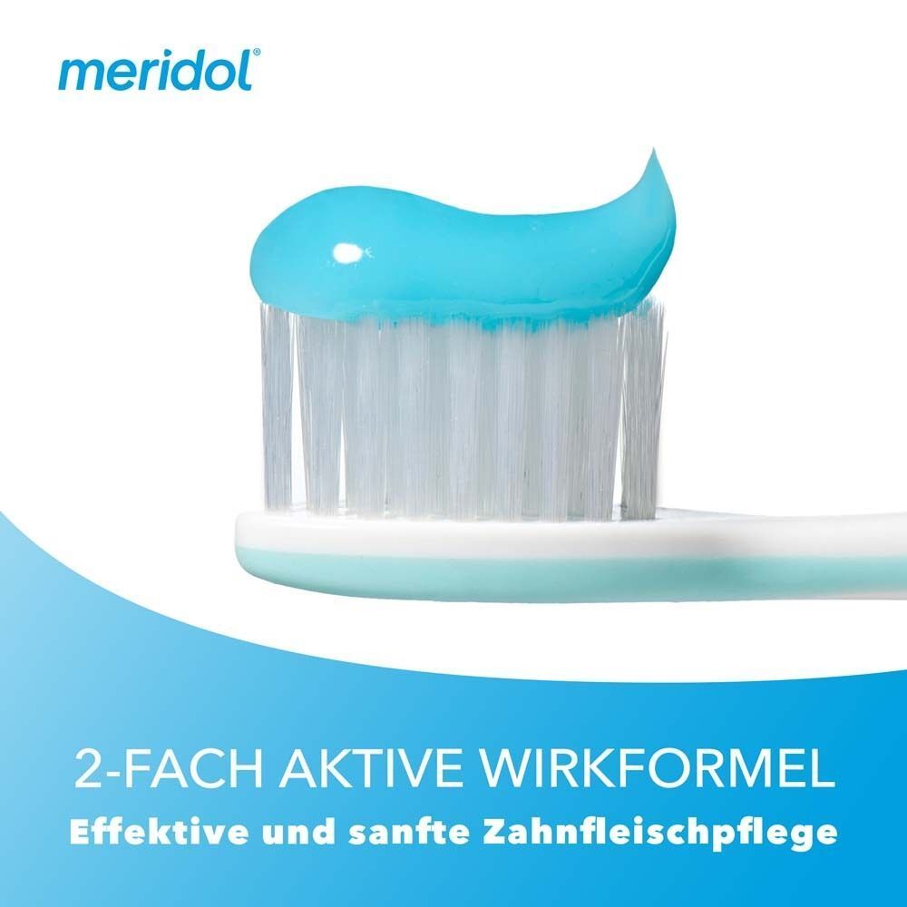 Meridol Zahnpasta auf einer Zahnbürste. Text: 2-fach aktive Wirkformel. Effektive und sanfte Zahnfleischpflege.