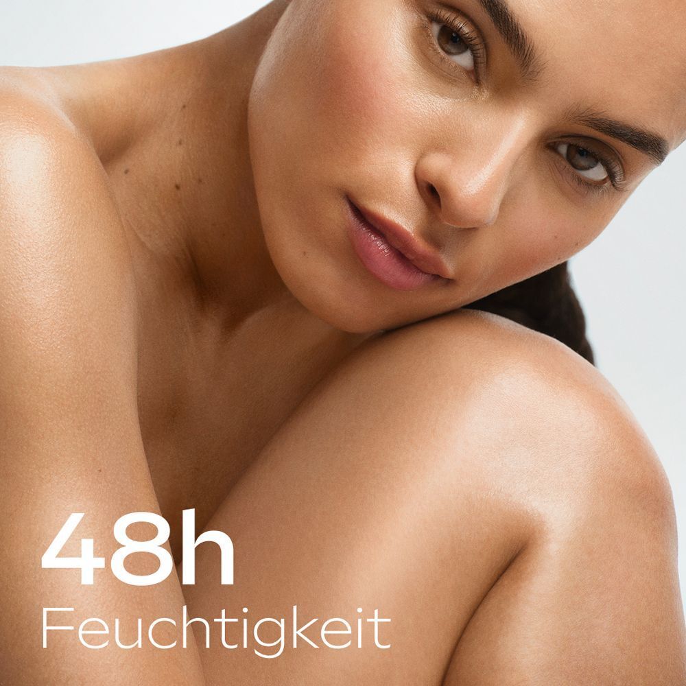 Nahaufnahme einer Frau, die 48h Feuchtigkeit verspricht.