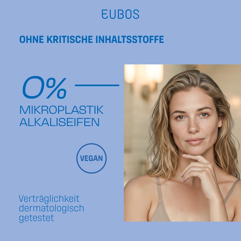Anwendung von EUBOS Basis Pflege Flüssig Wasch + Dusch Nachfüllbeutel unter der Dusche.