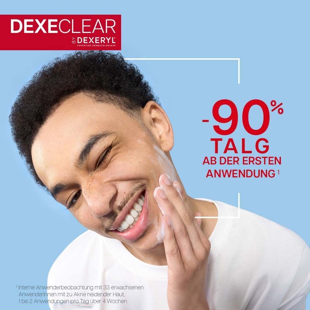 Mann trägt DEXELEAR schäumendes Reinigungsgel auf. Text: '-90% TALG AB DER ERSTEN ANWENDUNG'.