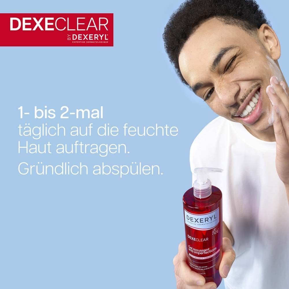 Mann hält DEXELEAR schäumendes Reinigungsgel. Text: '1- bis 2-mal täglich auf die feuchte Haut auftragen. Gründlich abspülen.'