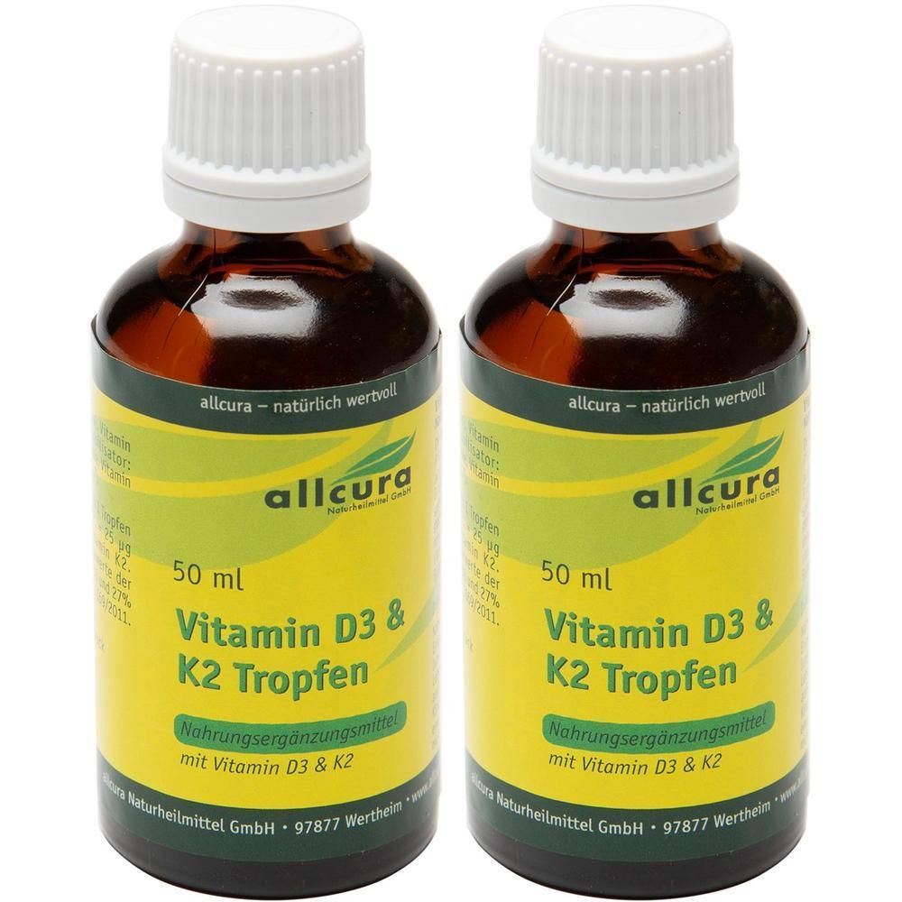 Zwei Flaschen allcura Vitamin D3 + K2 Tropfen, je 50 ml, mit weißem Verschluss und Etikett.