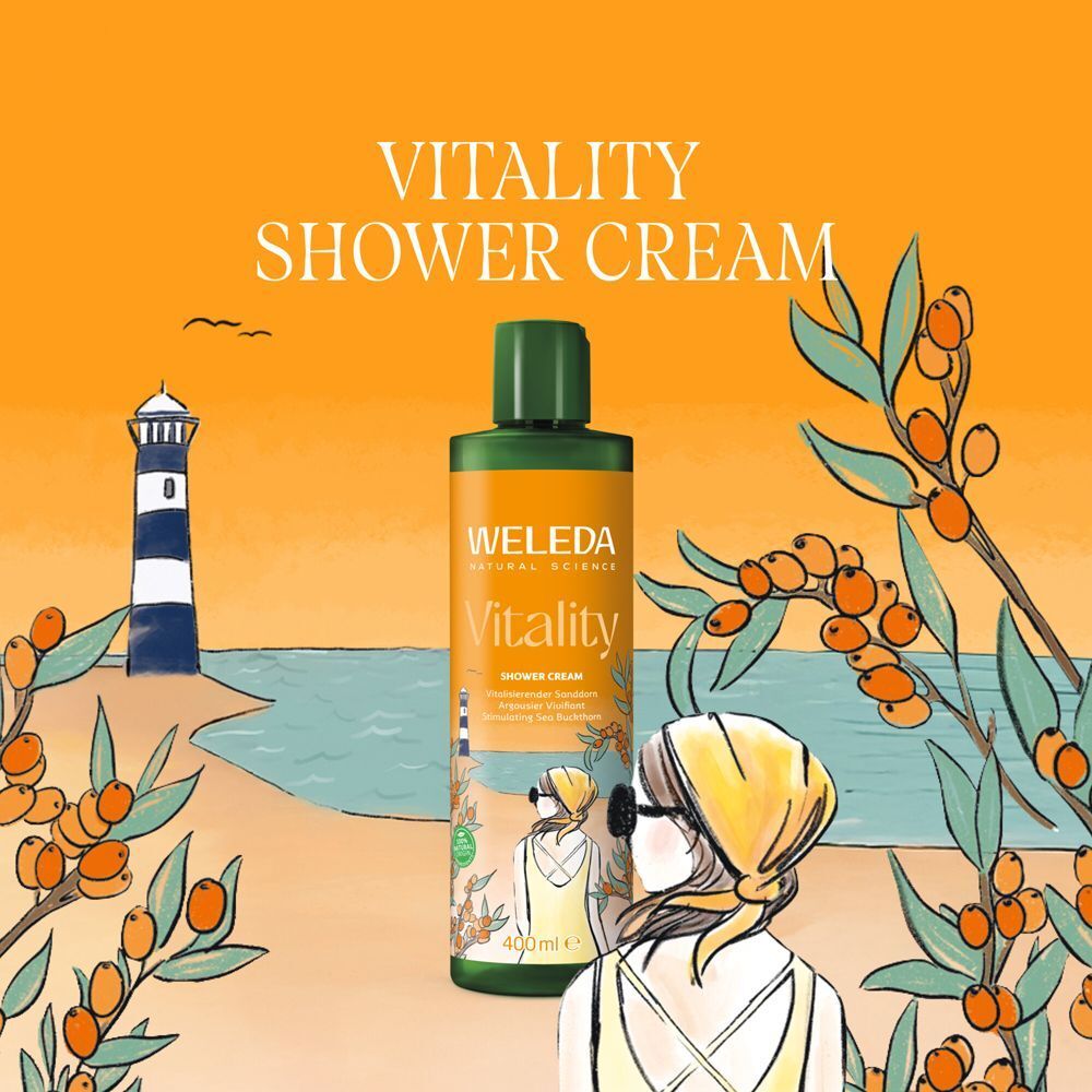 Weleda Vitality Duschcreme Sanddorn 400ml auf einem Strand mit Leuchtturm und Sanddornzweigen.