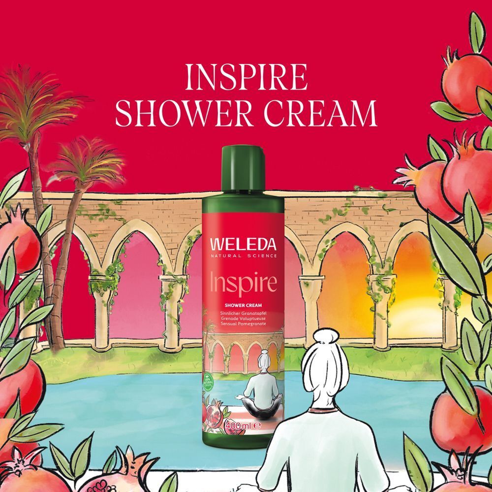 WELEDA Inspire Duschcreme Granatapfel in einer illustrierten Umgebung mit Bögen, Wasser und Granatäpfeln.