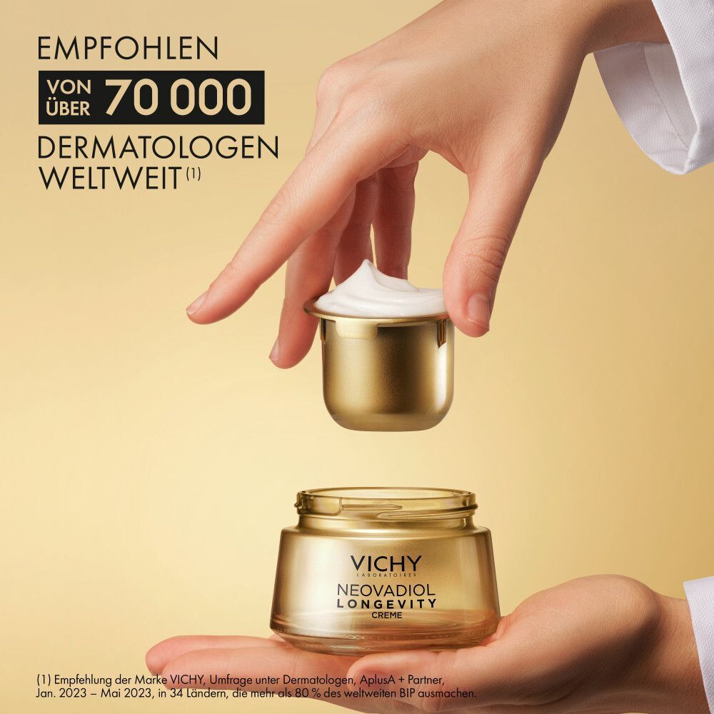 Hände halten Vichy Neovadiol Creme Tiegel und Nachfüllpackung, empfohlen von Dermatologen.
