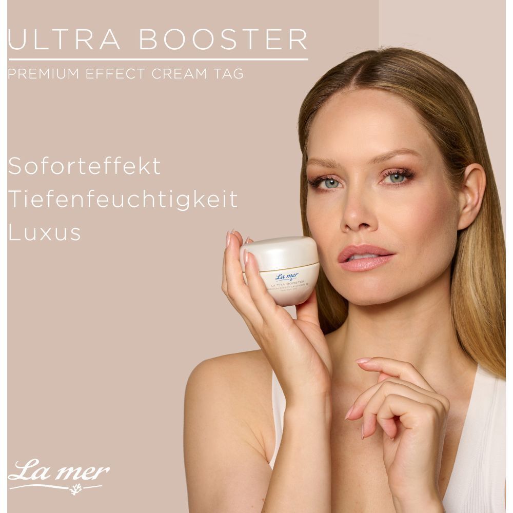Frau hält einen La mer Ultra Booster Tiegel.