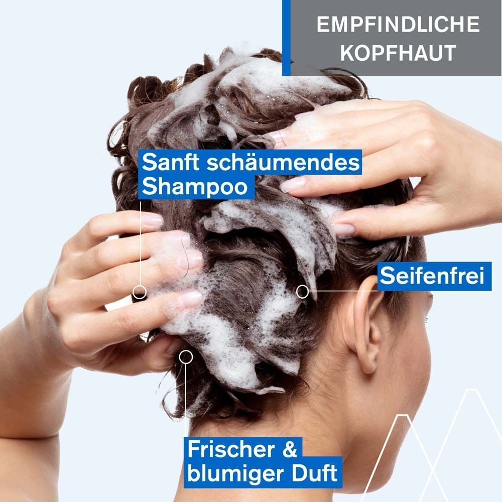 Hände waschen Schaum auf dem Kopf. "Sanft schäumendes Shampoo", "Seifenfrei", "Frischer & blumiger Duft".