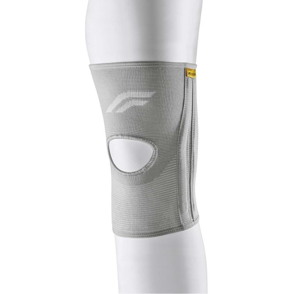 FUTURO Knie-Bandage, beige, mit Patella-Aussparung, auf einer Mannequin-Bein.