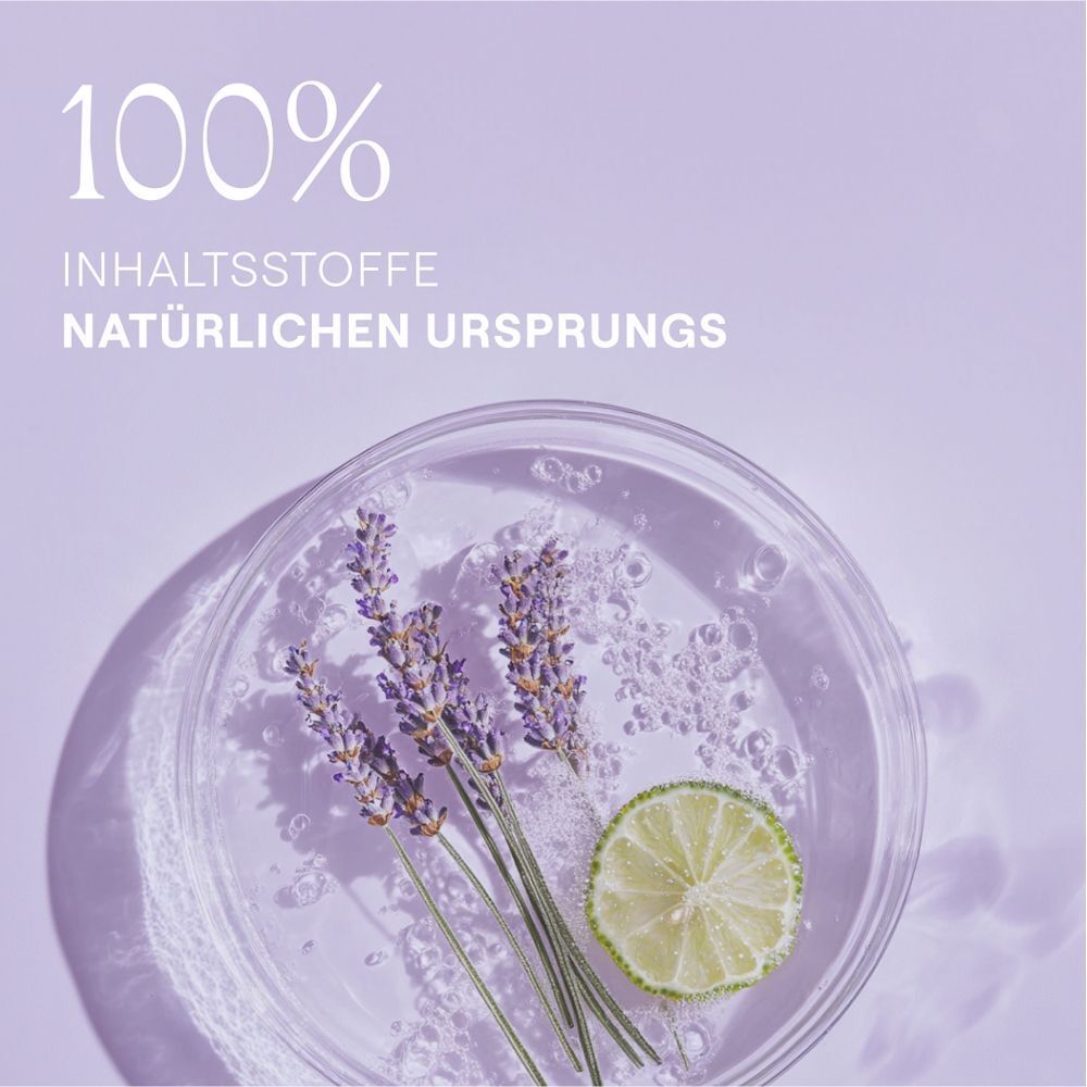 Lavendel und Limettenscheibe in einer Schale, 100% Inhaltsstoffe natürlichen Ursprungs.