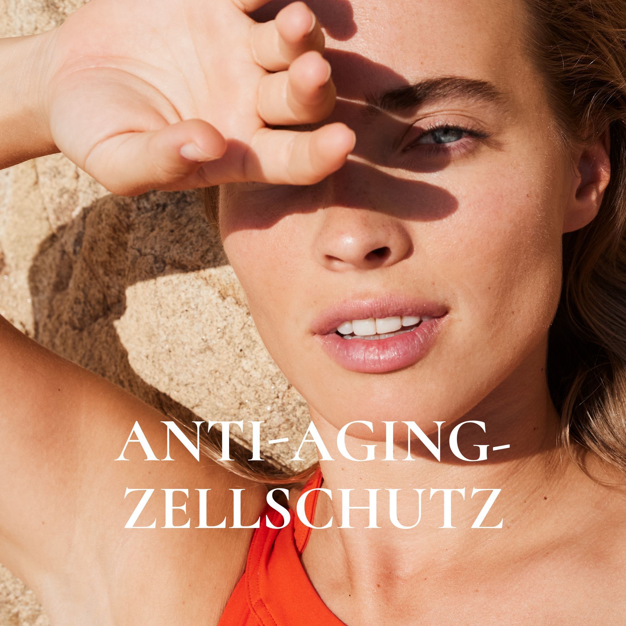 Nahaufnahme einer Frau, die sich mit der Hand vor der Sonne schützt. Text: Anti-Aging-Zellschutz.