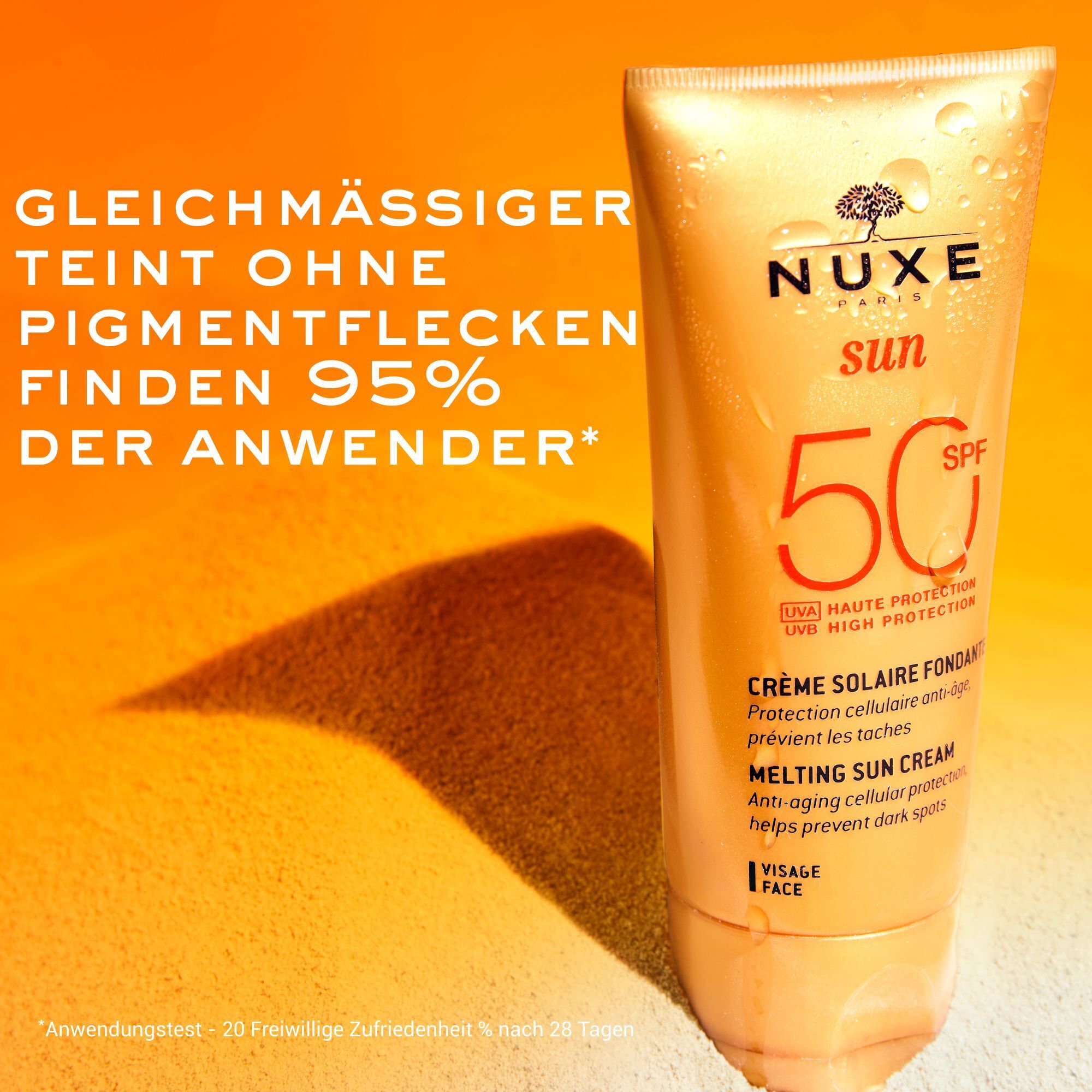 Nuxe Sun Sonnencreme Gesicht LSF 50 Tube vor einem orangen Hintergrund mit Sandstruktur.