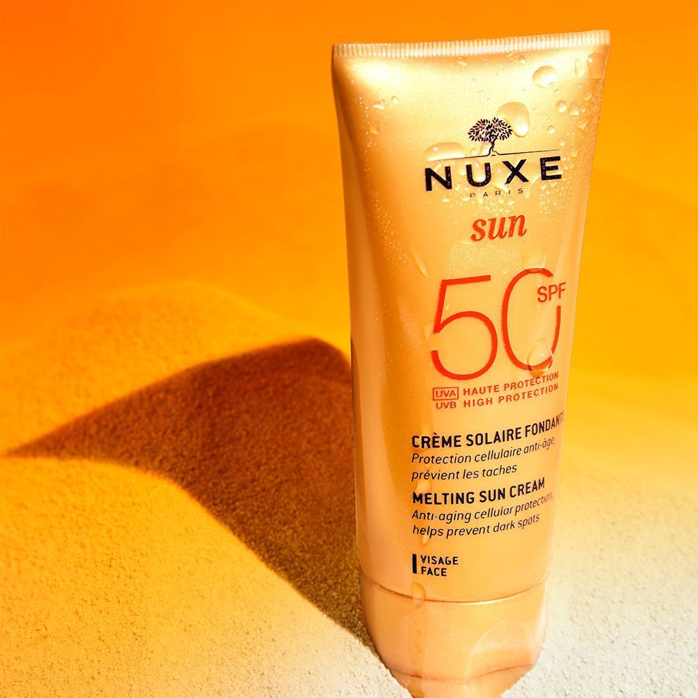 Nuxe Sun Sonnencreme Gesicht LSF 50, 50ml, auf sandigem Hintergrund.