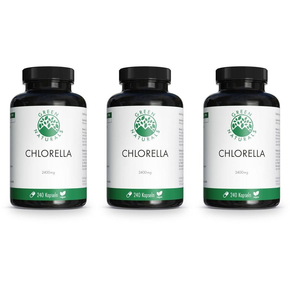 Drei schwarze Behälter mit Chlorella-Kapseln, jeweils mit grünem Etikett und schwarzem Deckel.