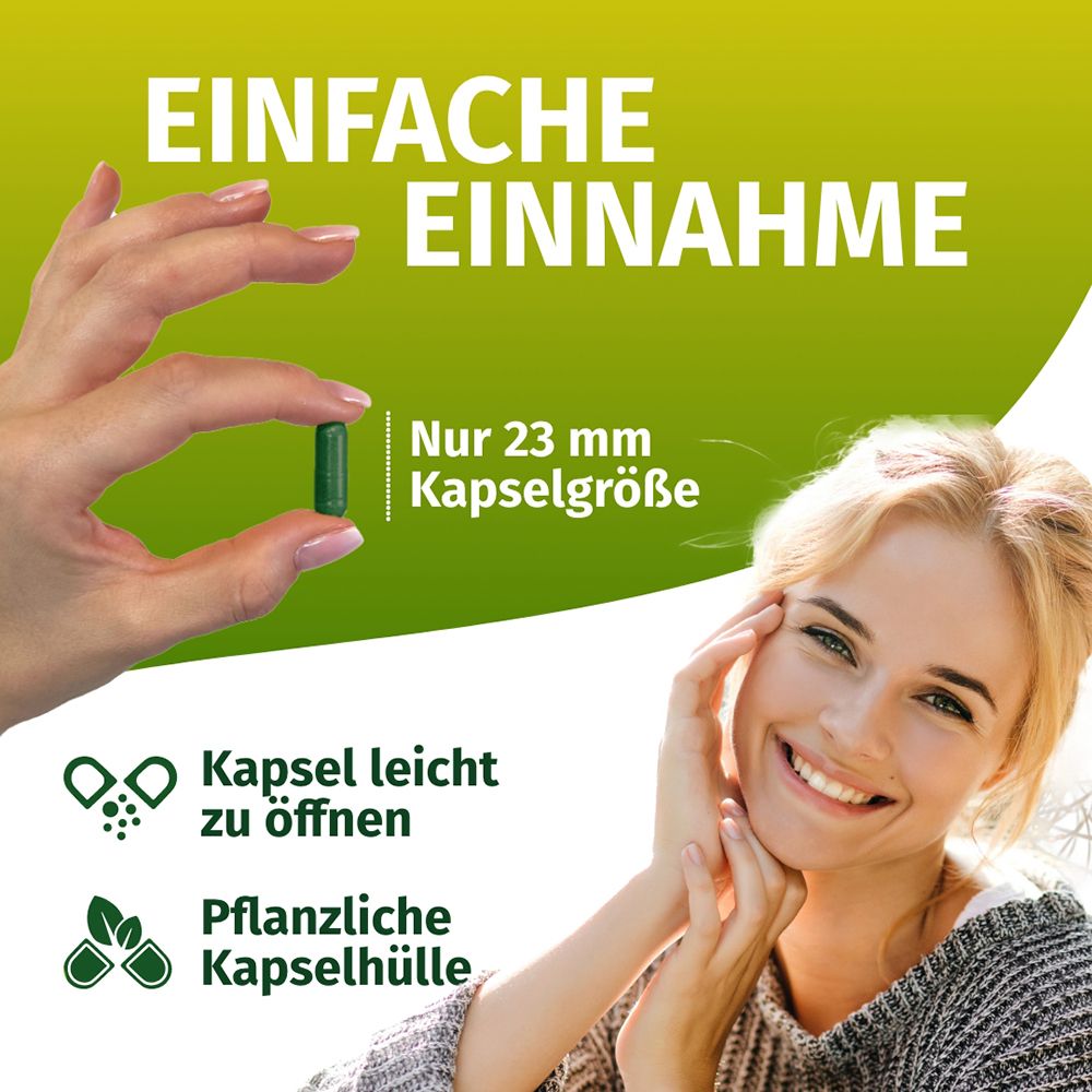 Hand hält eine GREEN NATURALS® Chlorella Kapsel (23 mm). Text: Einfache Einnahme, pflanzliche Kapselhülle.