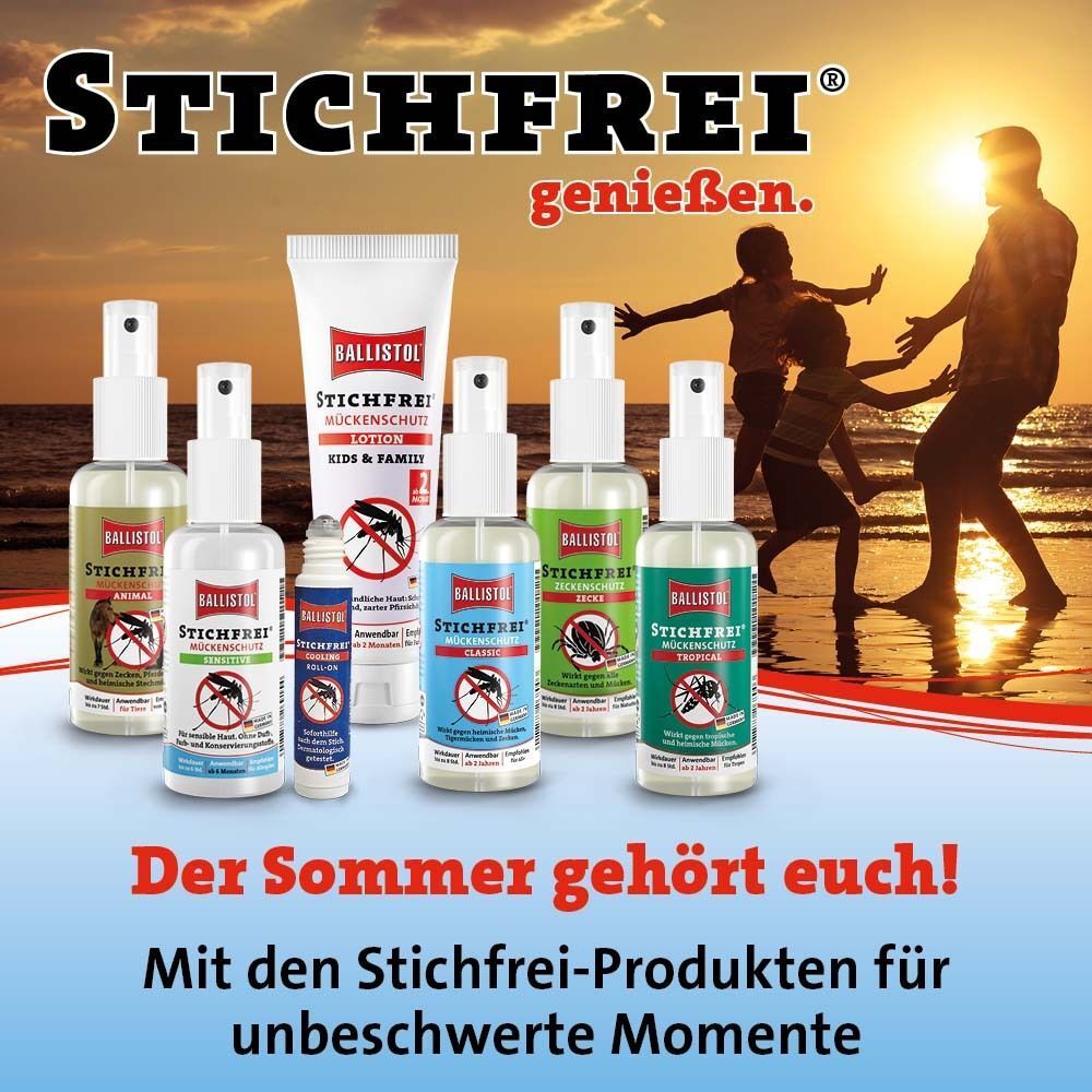 Mehrere BALLISTOL Stichfrei Produkte, darunter Pumpsprays und Lotion, am Strand.
