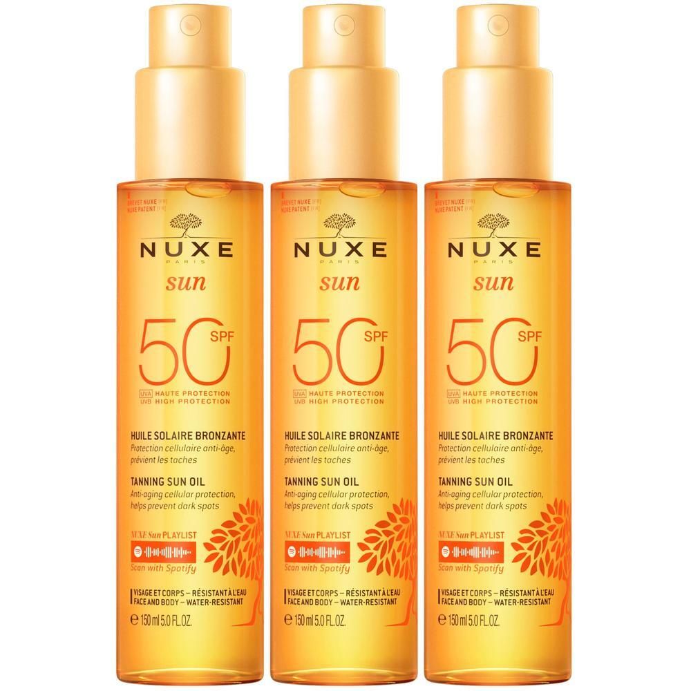 Drei Flaschen Nuxe Sun Sonnenöl LSF 50 mit Pumpspray-Applikator, goldgelber Flüssigkeit und orangefarbenem Etikett.