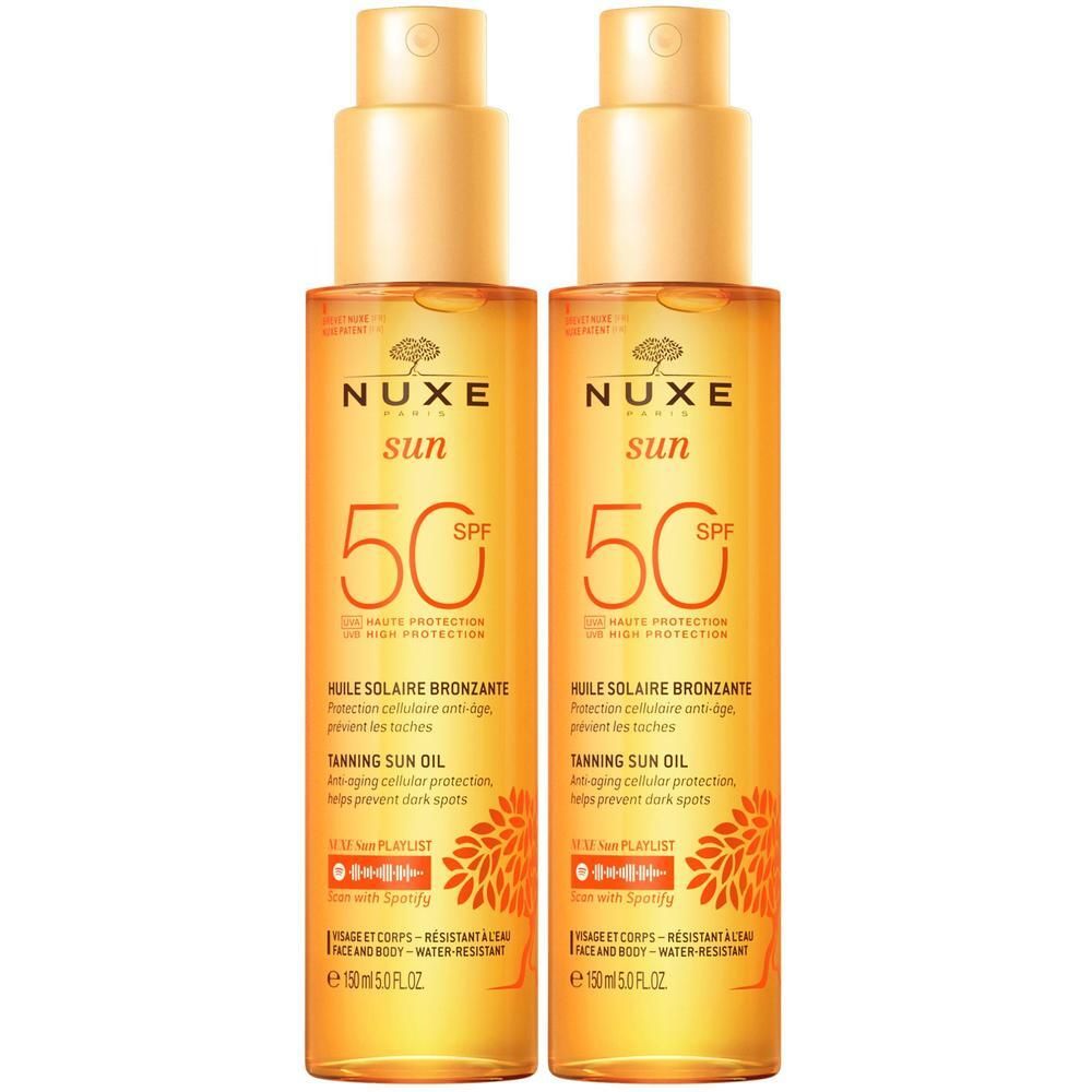 Zwei Flaschen Nuxe Sun Sonnenöl LSF 50 mit Pumpspray-Applikator, goldgelbe Flüssigkeit.