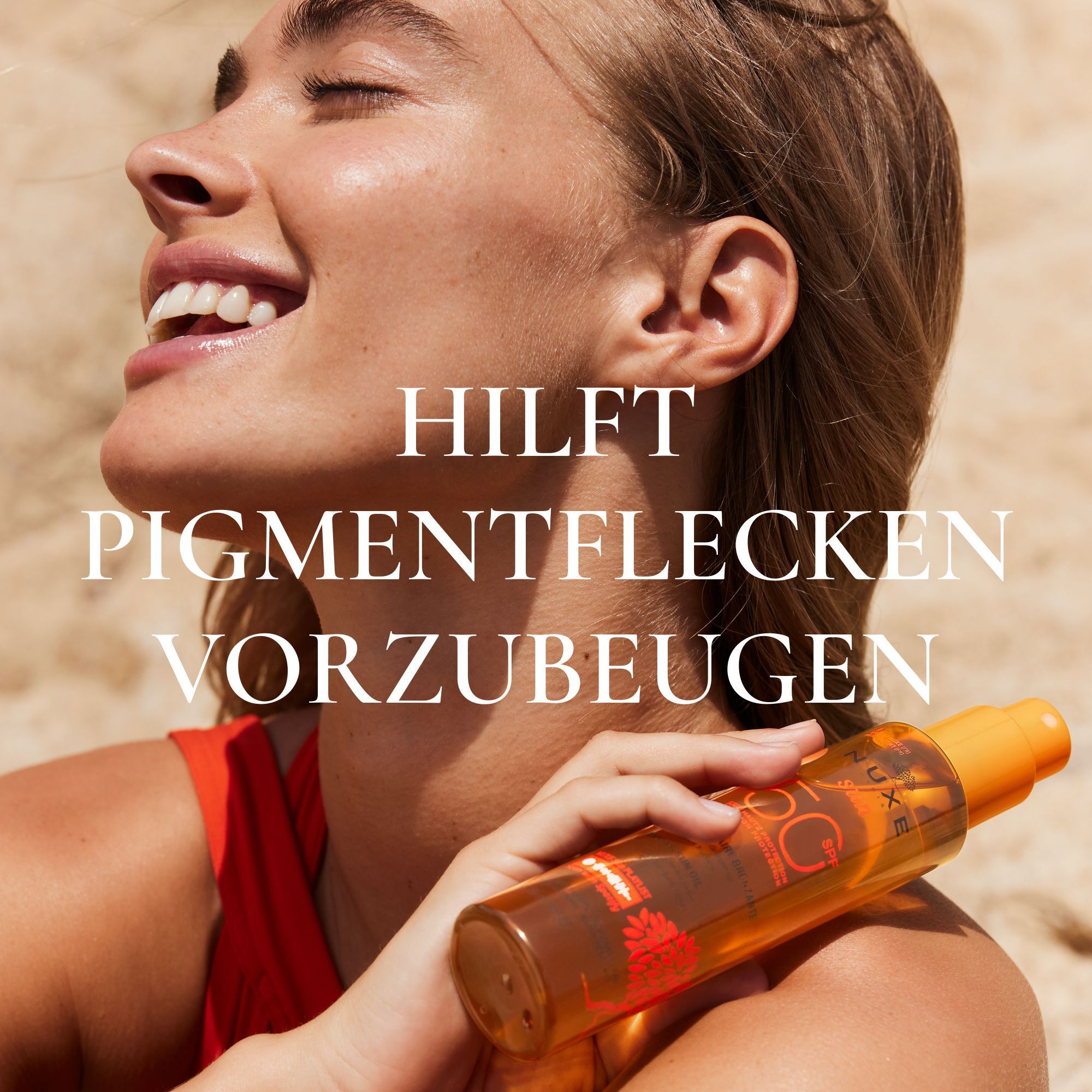 Frau mit geschlossenen Augen hält eine Flasche Nuxe Sun Sonnenöl LSF 50, Text: Hilft Pigmentflecken vorzubeugen.