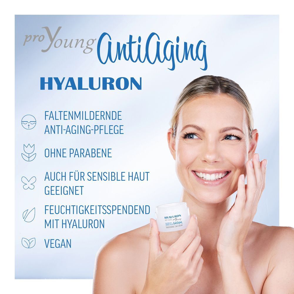 Lächelnde Frau hält einen kleinen Tiegel mit 'Hyaluron proYoung Anti Aging' Gesichtscreme.