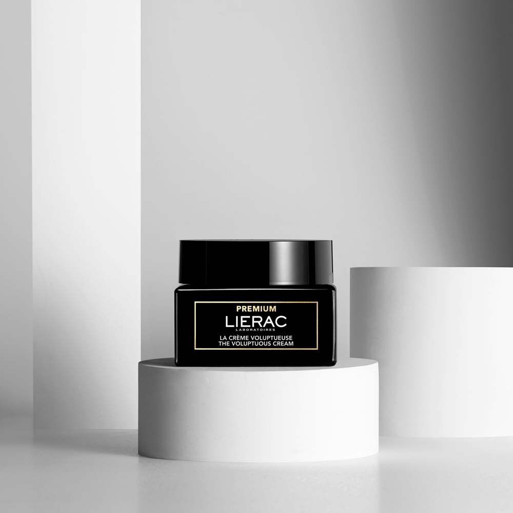 Schwarzer LIERAC Premium Tiegel auf einem weißen Podest.