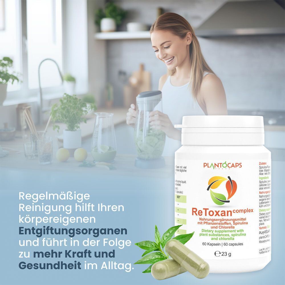 Flasche ReToxan complex neben zwei Kapseln, mit einer Frau im Hintergrund in einer Küche.