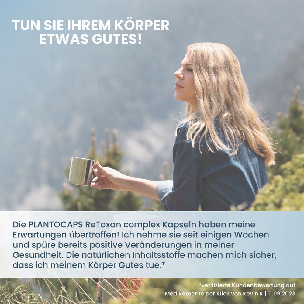 Frau hält eine Tasse im Freien, mit Text über positive Erfahrungen mit ReToxan complex Kapseln.