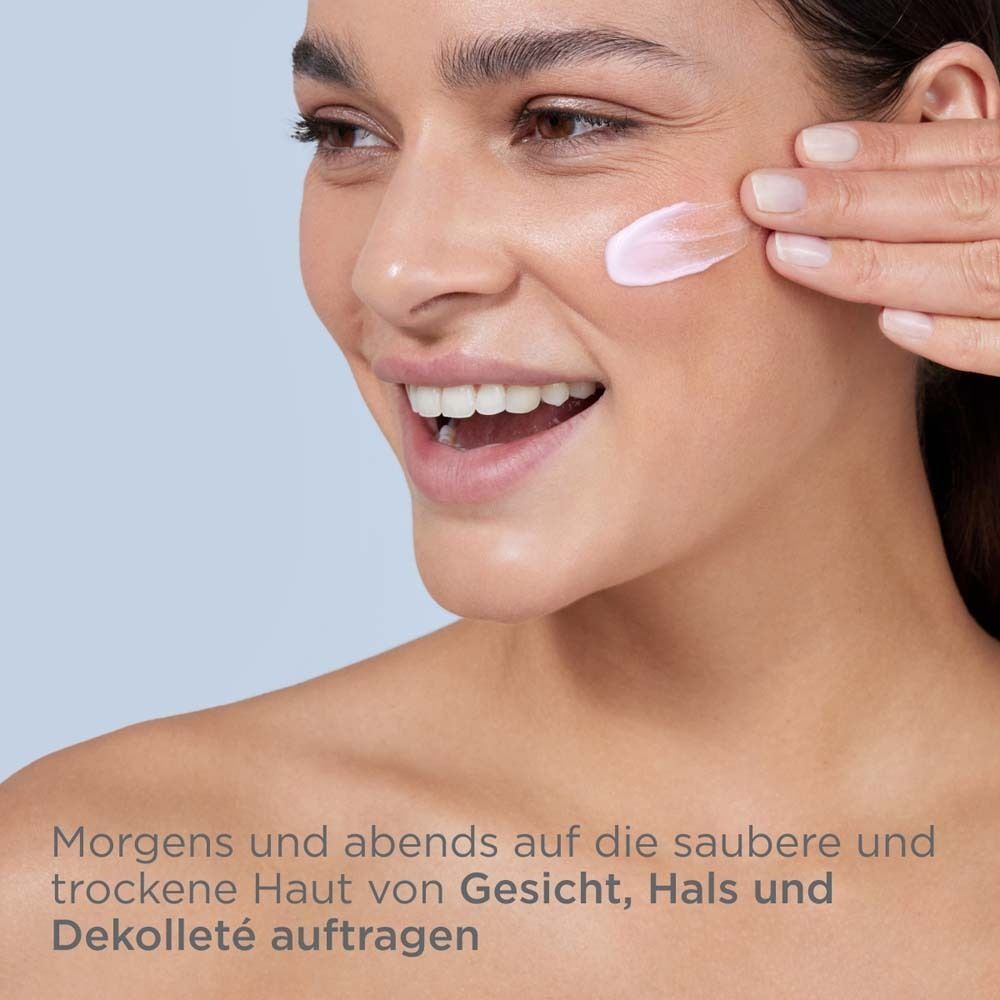 Frau trägt ISDINCEUTICS Hyaluronic Moisture Creme auf Gesicht und Dekolleté auf.