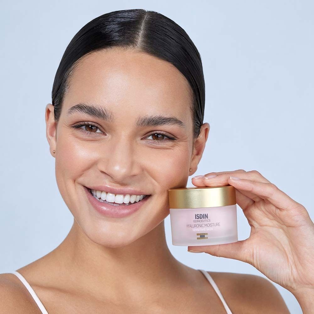 Frau hält einen ISDINCEUTICS Hyaluronic Moisture Tiegel für empfindliche Haut.