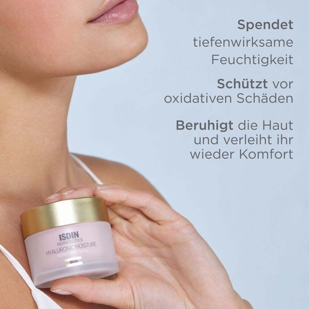 Frau hält ISDINCEUTICS Hyaluronic Moisture Tiegel, Text mit Vorteilen der Creme.