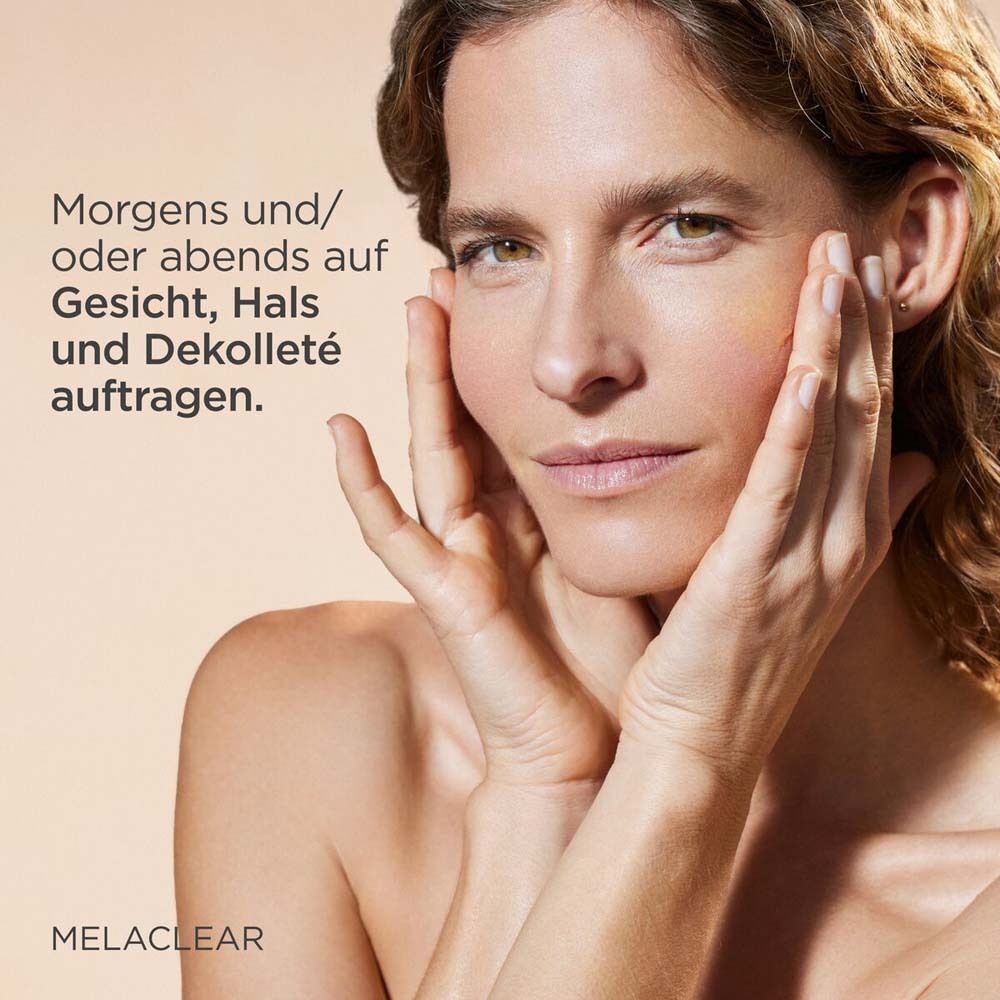 Frau berührt ihr Gesicht, mit Text über die Anwendung von ISDIN Melaclear.