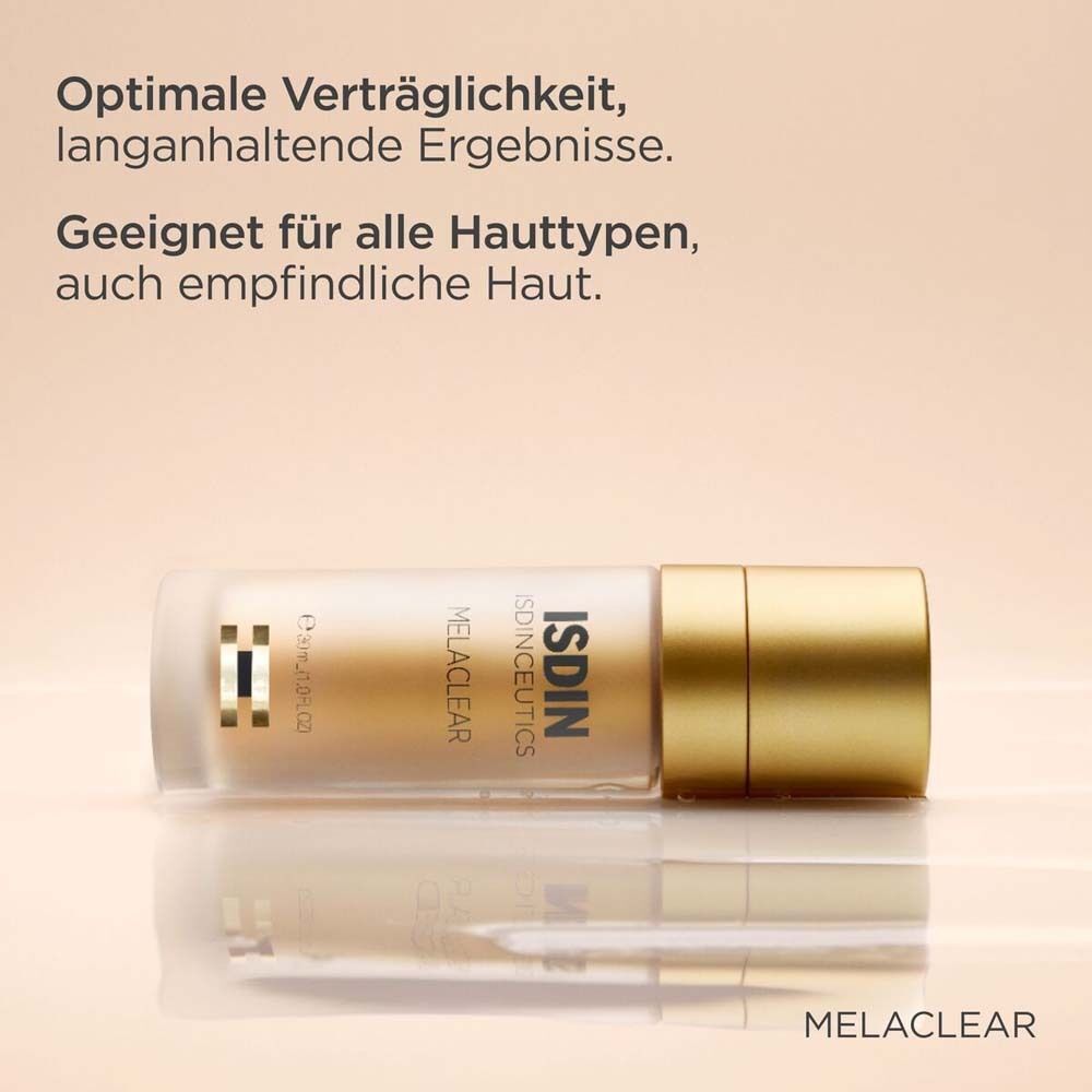 Goldene Flasche ISDIN ISDINCEUTICS Melaclear Serum auf reflektierender Oberfläche.