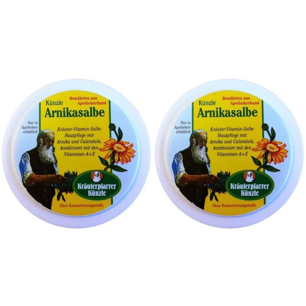 Zwei runde Dosen Künzle Arnikasalbe mit Kräuter-Vitamin-Salbe Aufdruck, einem Mann und Arnika-Blüten.