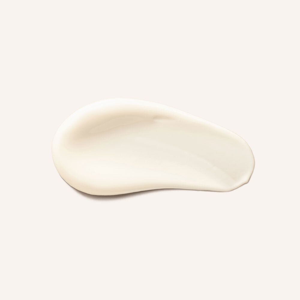 Ein Klecks weißer RAUSCH Nähr-Conditioner auf hellem Hintergrund.