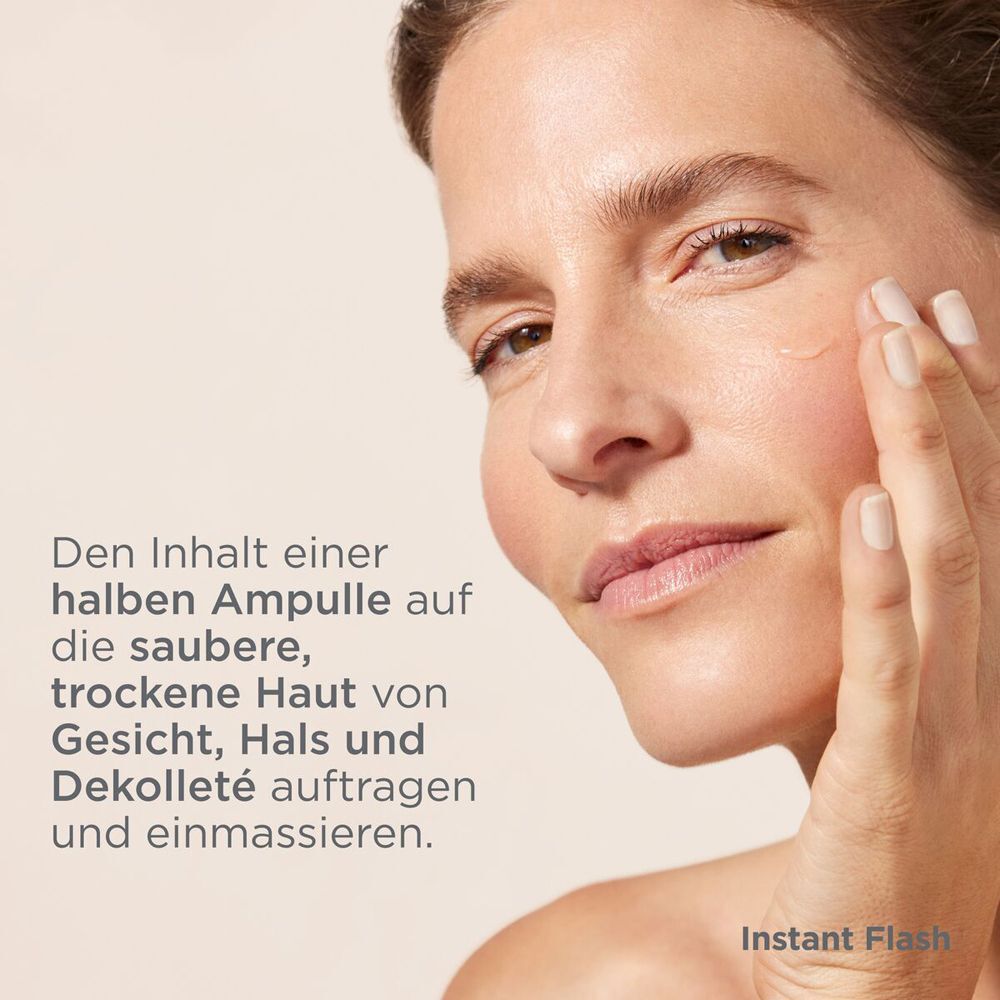 Frau trägt ISDINCEUTICS INSTANT FLASH Serum auf ihr Dekolleté auf.