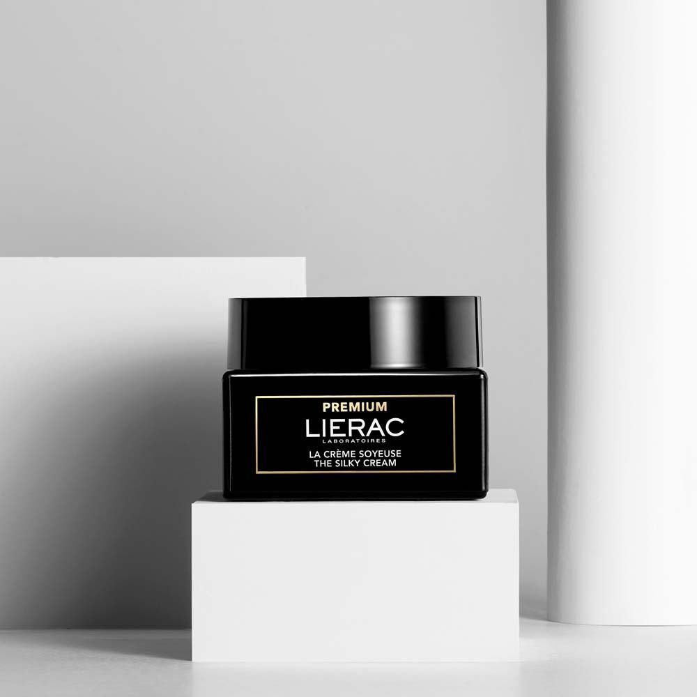 LIERAC Premium Seidige Creme Tiegel auf einem weißen Würfel vor grauem Hintergrund.