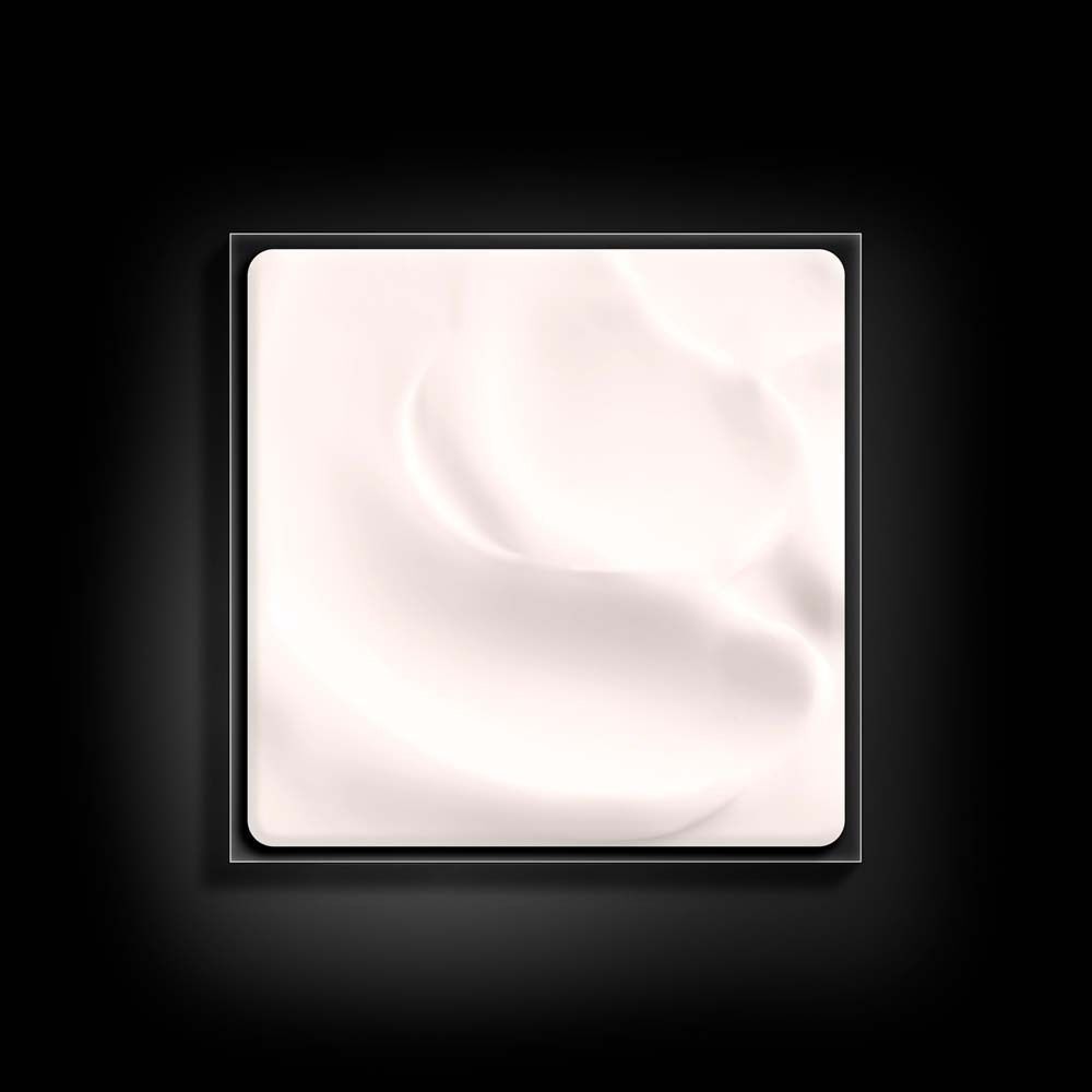 Nahaufnahme der cremigen Textur der LIERAC Premium Seidigen Creme in einem schwarzen Tiegel.