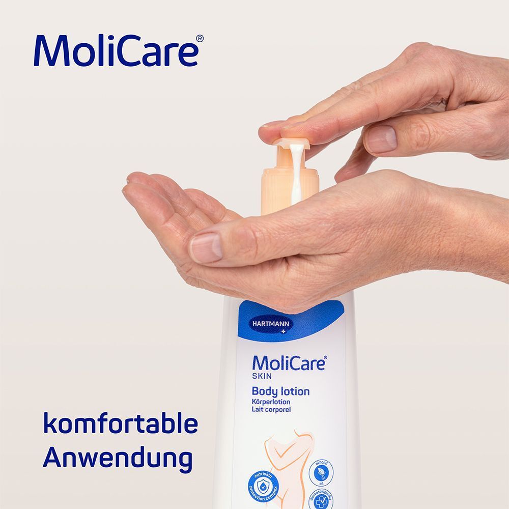 Eine Hand drückt den Pumpspender von MoliCare Skin Body Lotion für komfortable Anwendung.