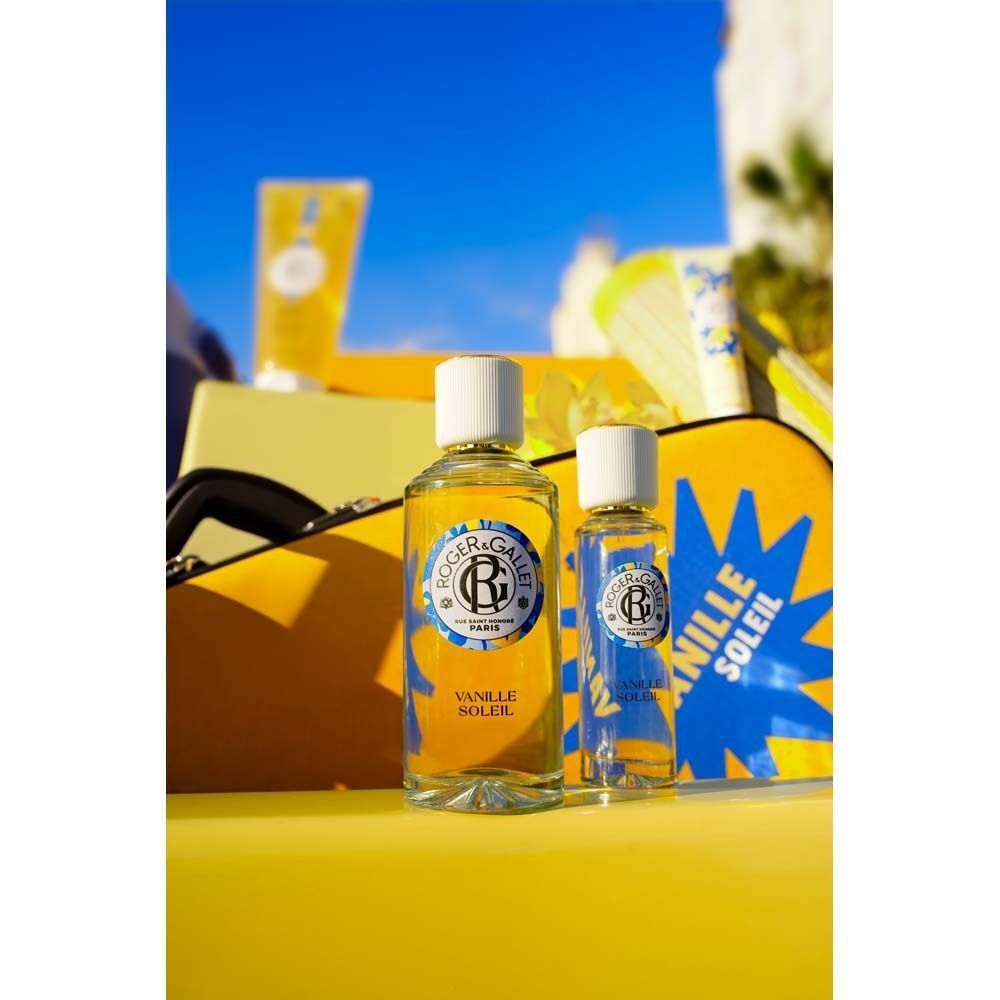 Zwei Flaschen ROGER&GALLET Vanille Soleil Wohlfühlwasser neben gelber Tasche.