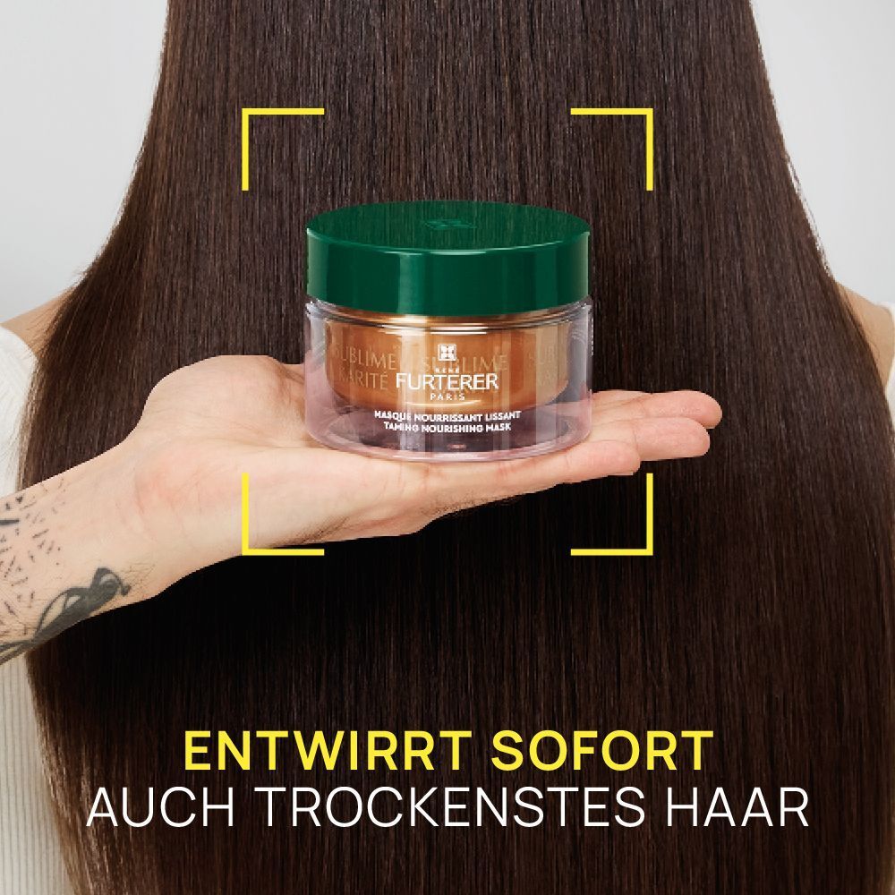 Eine Hand hält eine Haarmaske Sublime Karité vor langem, dunklem Haar.