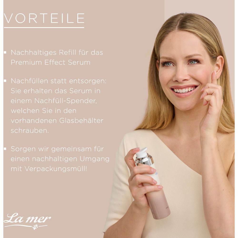 Frau hält La mer Ultra Booster Premium Effect Serum Refill, Text über Vorteile.